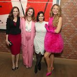 Öffentliche Unterstützung erhielt Blake Lively (r.) auch von ihren Co-Stars der Komödie "Eine für 4" (im Original: "The Sisterhood of the Traveling Pants") aus dem Jahr 2005, Alexis Bledel, Amber Tamblyn und America Ferrera (v.l.): "Als Blakes Freundinnen und Schwestern seit über 20 Jahren stehen wir solidarisch an ihrer Seite, während sie sich gegen die Kampagne zur Zerstörung ihres Rufs wehrt, über die berichtet wird", schrieben sie in einem gemeinsamen Statement. "Während der Dreharbeiten zu 'It Ends with Us' sahen wir, wie sie den Mut aufbrachte, einen sicheren Arbeitsplatz für sich und ihre Kollegen am Set zu fordern, und wir sind entsetzt über die Beweise für eine vorsätzliche und rachsüchtige Kampagne, die darauf folgte, um ihre Stimme zu diskreditieren."