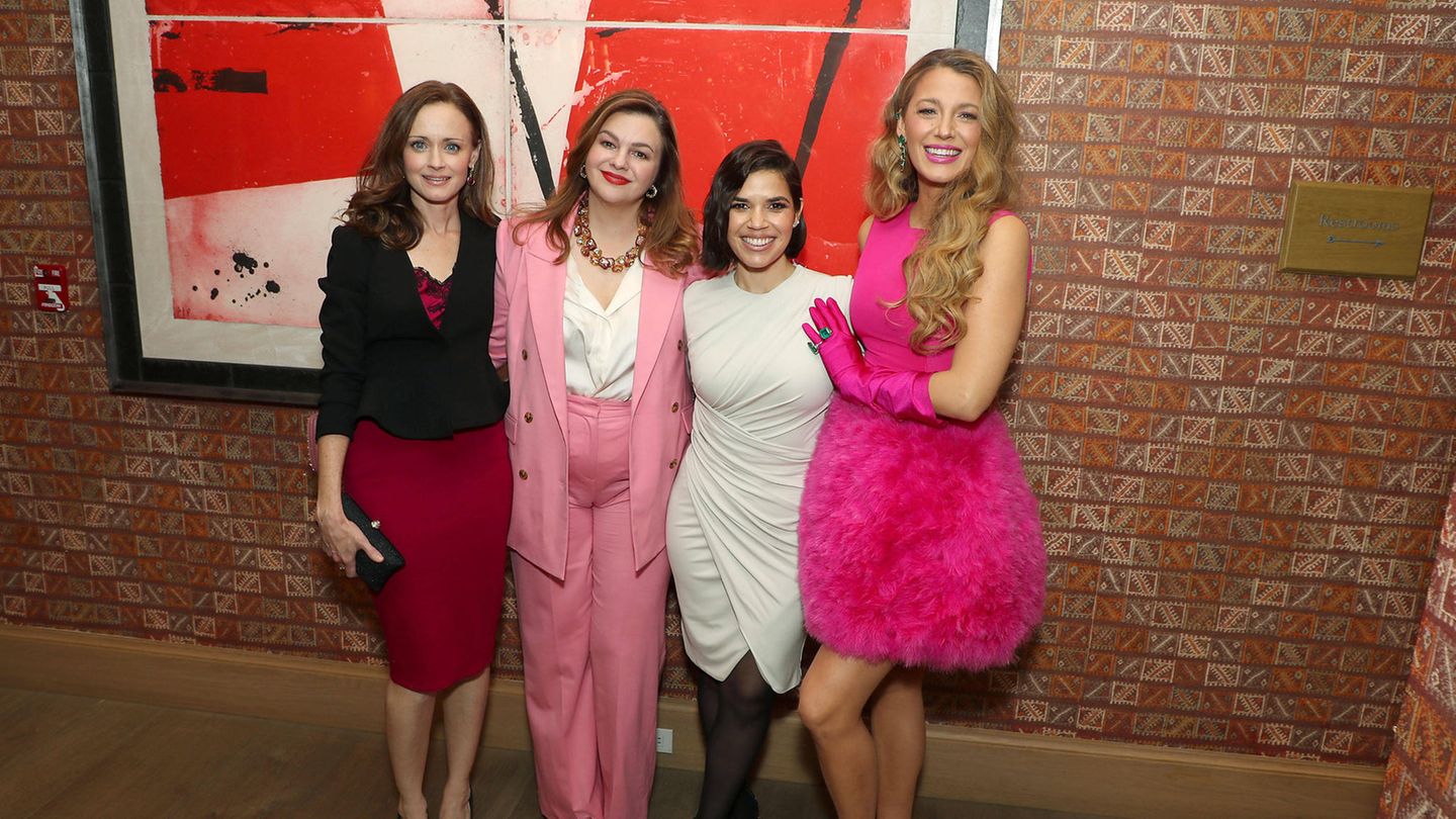 Nach Klage gegen Co-Star: Öffentliche Unterstützung erhielt Blake Lively (r.) auch von ihren Co-Stars der Komödie "Eine für 4" (im Original: "The Sisterhood of the Traveling Pants") aus dem Jahr 2005, Alexis Bledel, Amber Tamblyn und America Ferrera (v.l.): "Als Blakes Freundinnen und Schwestern seit über 20 Jahren stehen wir solidarisch an ihrer Seite, während sie sich gegen die Kampagne zur Zerstörung ihres Rufs wehrt, über die berichtet wird", schrieben sie in einem gemeinsamen Statement. "Während der Dreharbeiten zu 'It Ends with Us' sahen wir, wie sie den Mut aufbrachte, einen sicheren Arbeitsplatz für sich und ihre Kollegen am Set zu fordern, und wir sind entsetzt über die Beweise für eine vorsätzliche und rachsüchtige Kampagne, die darauf folgte, um ihre Stimme zu diskreditieren." Öffentliche Unterstützung erhielt Blake Lively (r.) auch von ihren Co-Stars der Komödie "Eine für 4" (im Original: "The Sisterhood of the Traveling Pants") aus dem Jahr 2005, Alexis Bledel, Amber Tamblyn und America Ferrera (v.l.): "Als Blakes Freundinnen und Schwestern seit über 20 Jahren stehen wir solidarisch an ihrer Seite, während sie sich gegen die Kampagne zur Zerstörung ihres Rufs wehrt, über die berichtet wird", schrieben sie in einem gemeinsamen Statement. "Während der Dreharbeiten zu 'It Ends with Us' sahen wir, wie sie den Mut aufbrachte, einen sicheren Arbeitsplatz für sich und ihre Kollegen am Set zu fordern, und wir sind entsetzt über die Beweise für eine vorsätzliche und rachsüchtige Kampagne, die darauf folgte, um ihre Stimme zu diskreditieren."