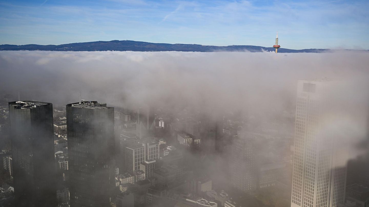 Eine Inversionswetterlage sorgt für eine niedrige Wolkendecke über Frankfurt am Main, Deutschland