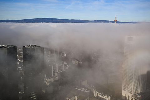 Eine Inversionswetterlage sorgt für eine niedrige Wolkendecke über Frankfurt am Main, Deutschland