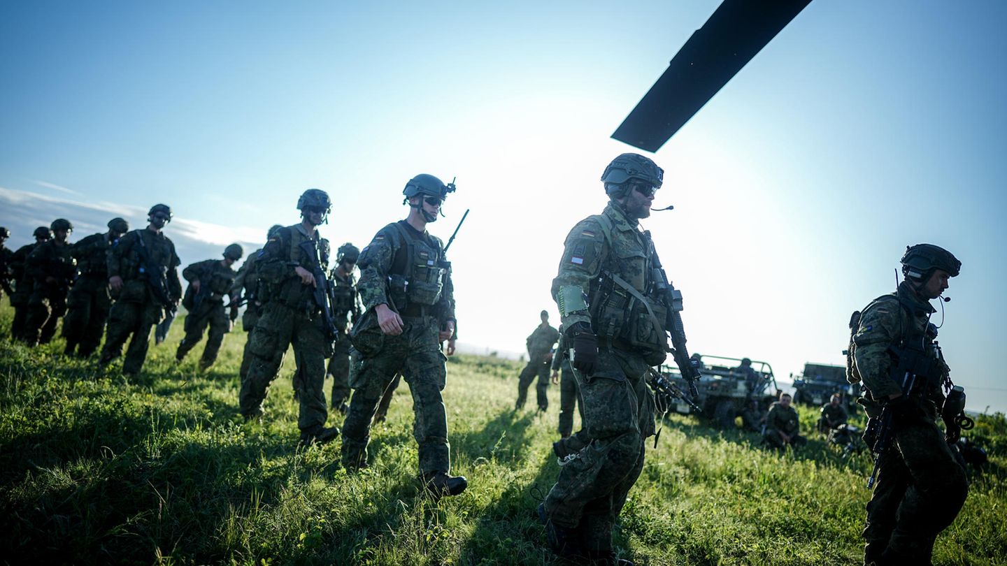  Fallschirmjäger der Bundeswehr und Soldaten verbündeter Nato-Partner trainieren im Rahmen der Luftlandeübung Swift Response an Hubschraubern des Heeres und der Nato-Partner