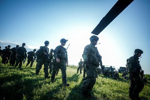  Fallschirmjäger der Bundeswehr und Soldaten verbündeter Nato-Partner trainieren im Rahmen der Luftlandeübung Swift Response an Hubschraubern des Heeres und der Nato-Partner