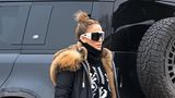 Jennifer Lopez zeigt sich stilecht mit XXL-Sonnenbrille und dicken Fellboots im noblen Skiort. Die Sängerin und Schauspielerin verbringt den ersten Weihnachtsurlaub seit ihrer Trennung von Ben Affleck mit ihrer Tochter Emme, ihrer jüngeren Schwester und deren Tochter. 