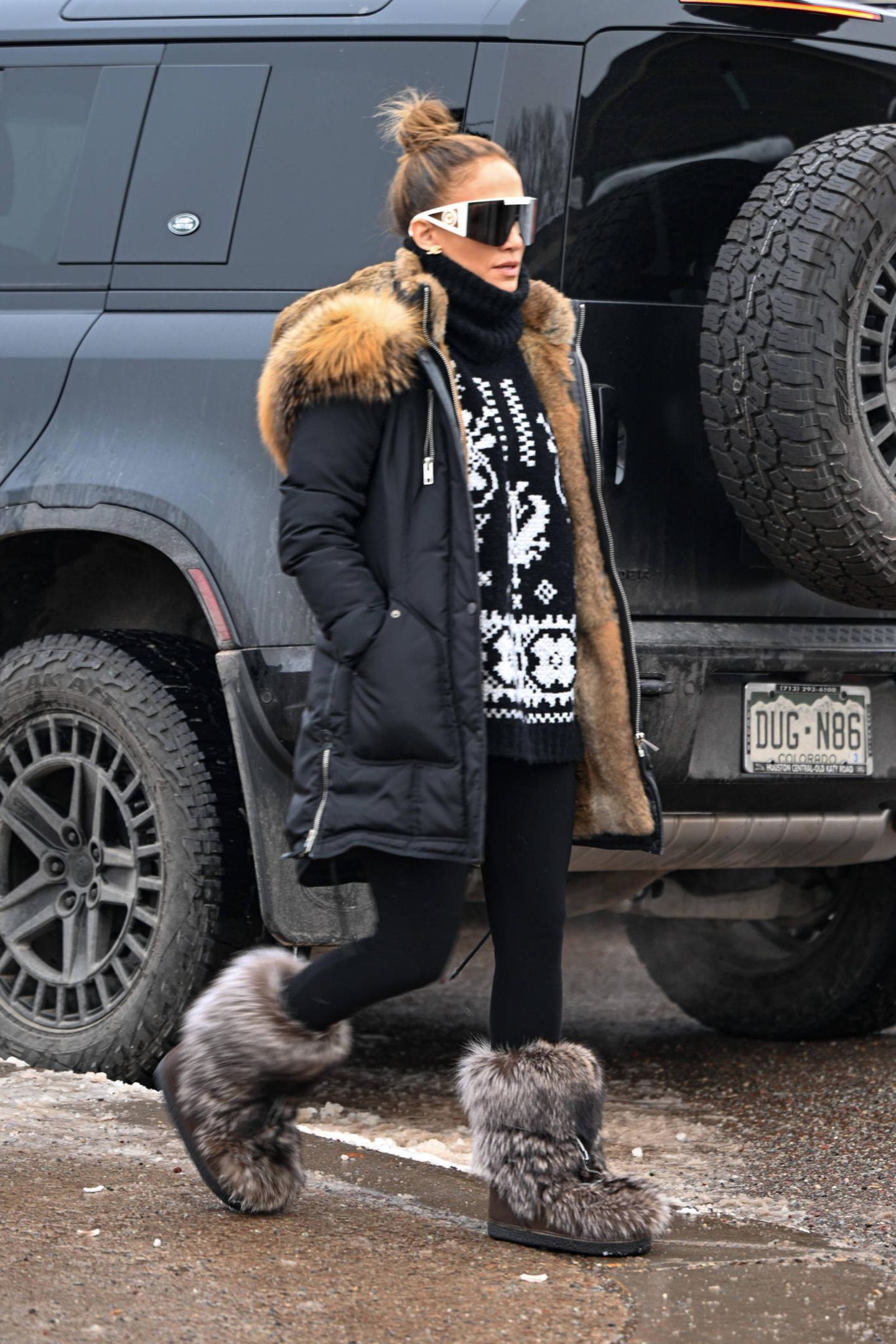 Jennifer Lopez zeigt sich stilecht mit XXL-Sonnenbrille und dicken Fellboots im noblen Skiort. Die Sängerin und Schauspielerin verbringt den ersten Weihnachtsurlaub seit ihrer Trennung von Ben Affleck mit ihrer Tochter Emme, ihrer jüngeren Schwester und deren Tochter. 