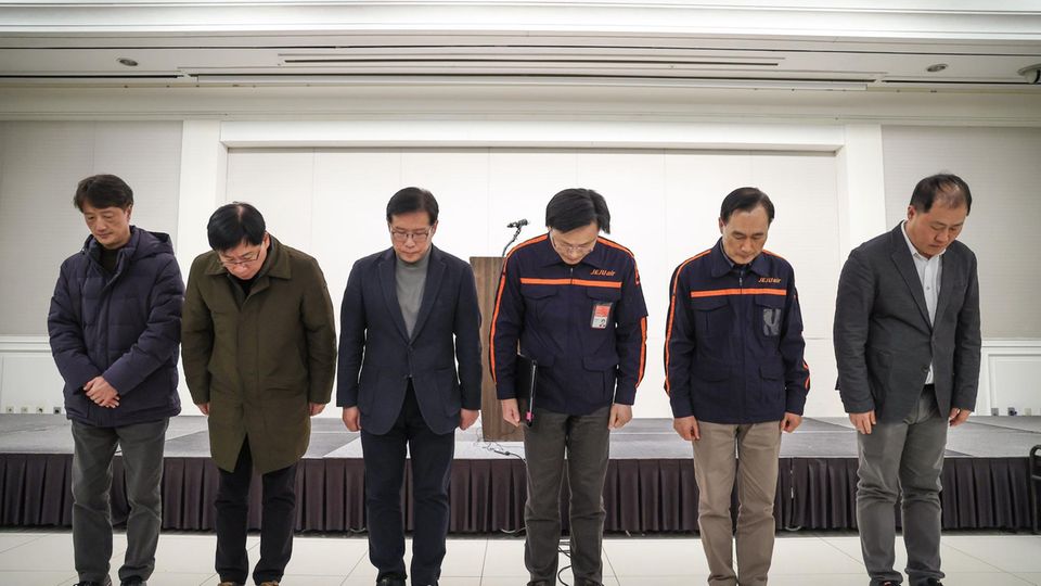 Südkorea: Vorstandsvorsitzender von Jeju-Airlines entschuldigt sich für Flugzeugunglück