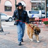 Trotz Trennung von ihrem Ehemann Mauricio Umansky verbringt Schauspielerin Kyle Richards ihren Winterurlaub in Aspen zusammen mit ihrem Ex und den vier gemeinsamen Kindern. Und mit ihrem Hund!