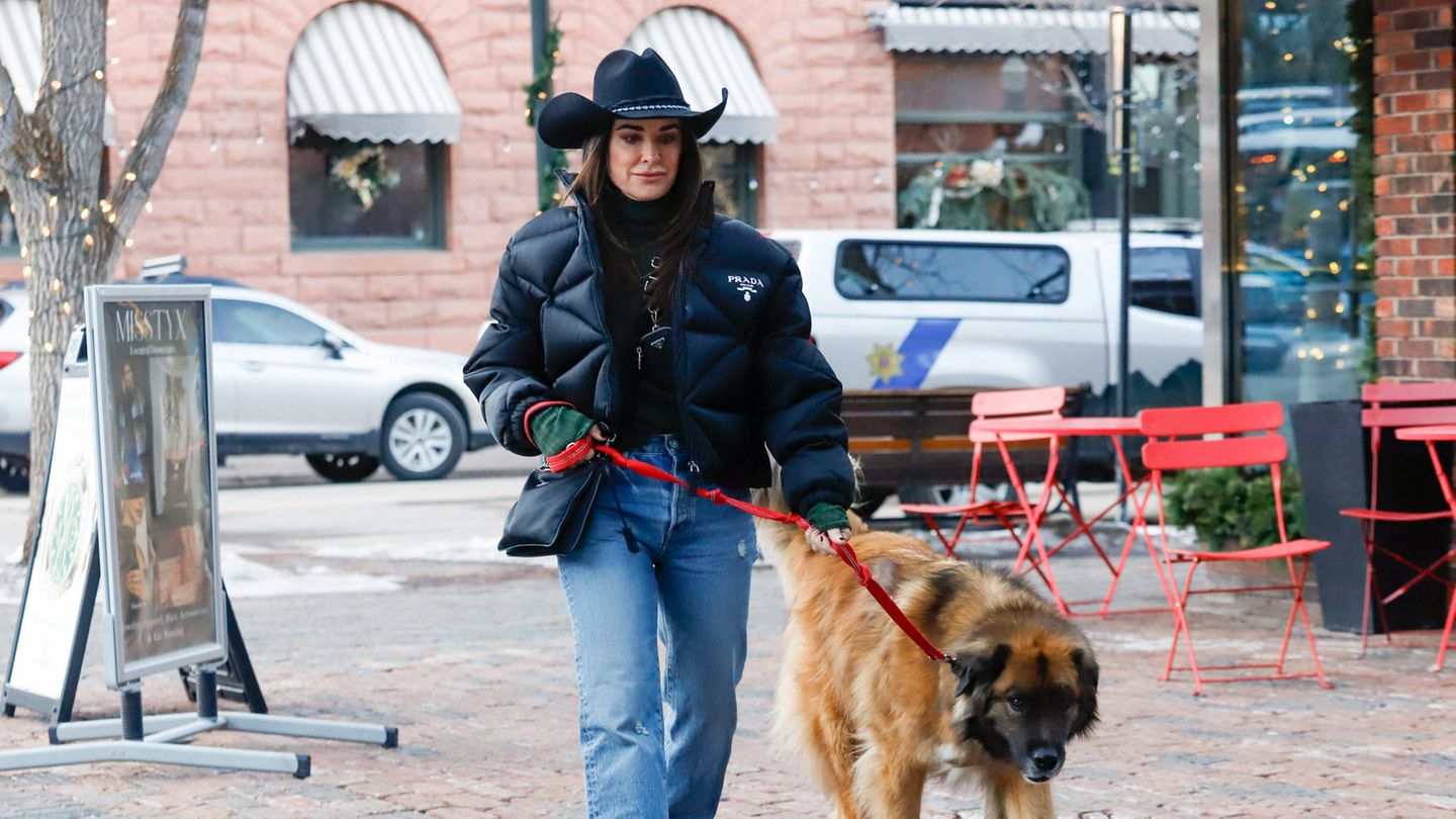 Trotz Trennung von ihrem Ehemann Mauricio Umansky verbringt Schauspielerin Kyle Richards ihren Winterurlaub in Aspen zusammen mit ihrem Ex und den vier gemeinsamen Kindern. Und mit ihrem Hund!