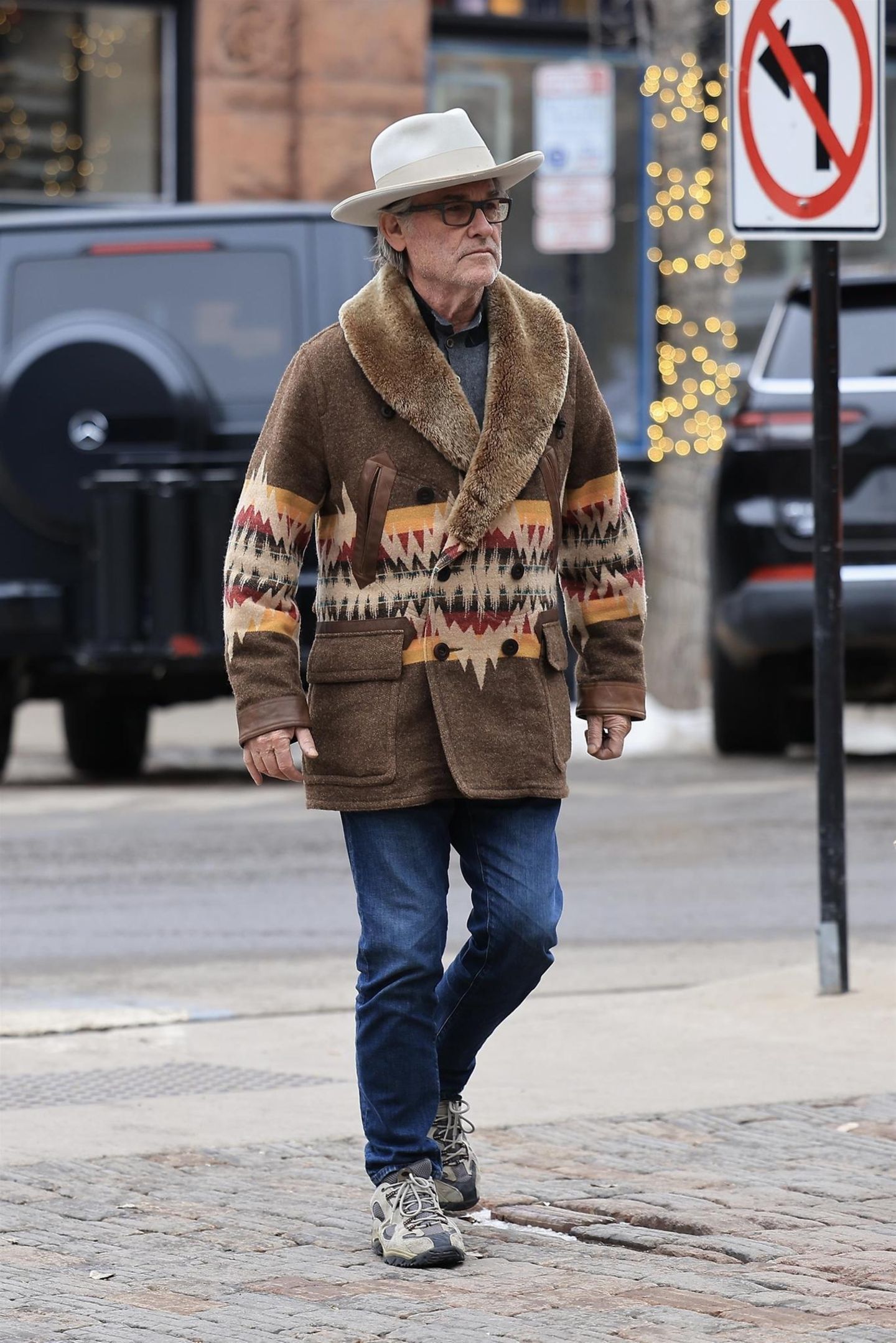 Lässig im Cowboylook spaziert Kurt Russell durch die Straßen von Aspen. Der Schauspieler urlaubt hier mit Lebensgefährtin und Langzeitfreundin Goldie Hawn ....