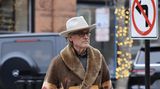 Lässig im Cowboylook spaziert Kurt Russell durch die Straßen von Aspen. Der Schauspieler urlaubt hier mit Lebensgefährtin und Langzeitfreundin Goldie Hawn ....