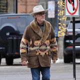 Lässig im Cowboylook spaziert Kurt Russell durch die Straßen von Aspen. Der Schauspieler urlaubt hier mit Lebensgefährtin und Langzeitfreundin Goldie Hawn ....