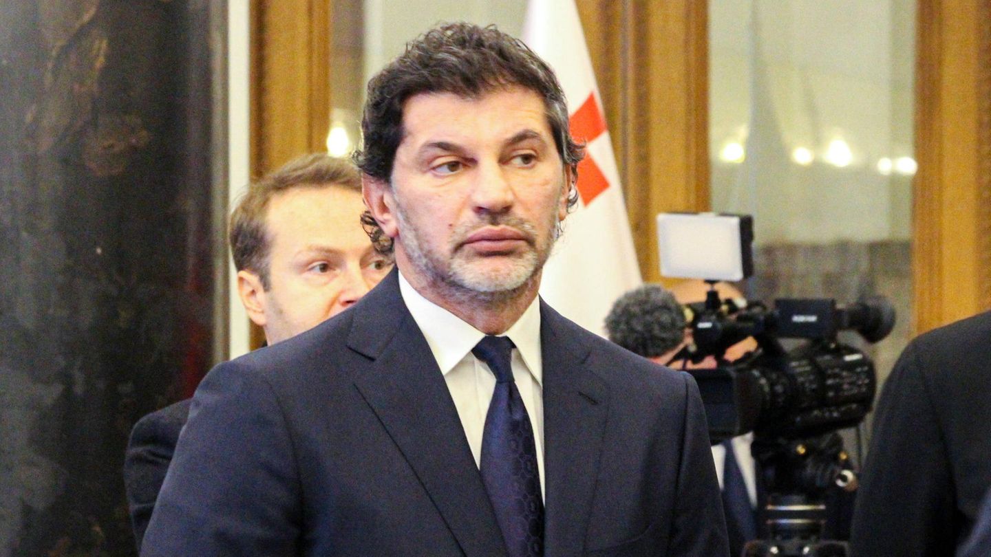 Accompanied by protests: ultra-right Kavelashvili sworn in as president in Georgia