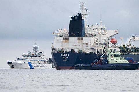 Der Öltanker Eagle S vor der Küste Finnlands neben einem Schiff der finnischen Küstenwache