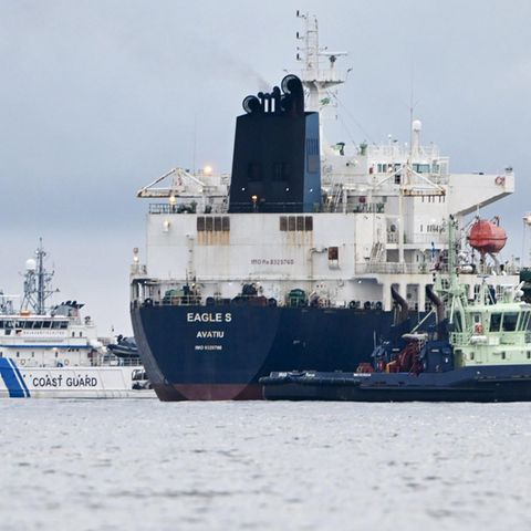 Der Öltanker Eagle S vor der Küste Finnlands neben einem Schiff der finnischen Küstenwache