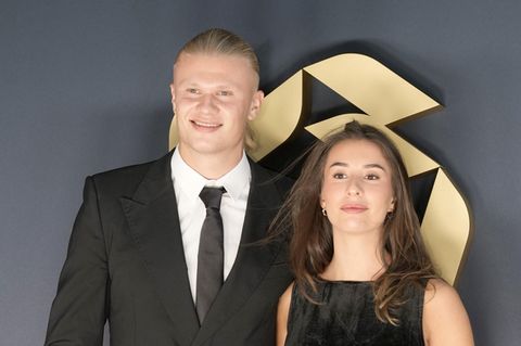 Erling Haaland und Isabel Haugseng Johansen auf einem Event im August 2024