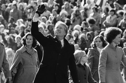 Präsident Jimmy Carter winkt der Menge nach seiner Amtseinführung am 20. Januar 1977 in Washington