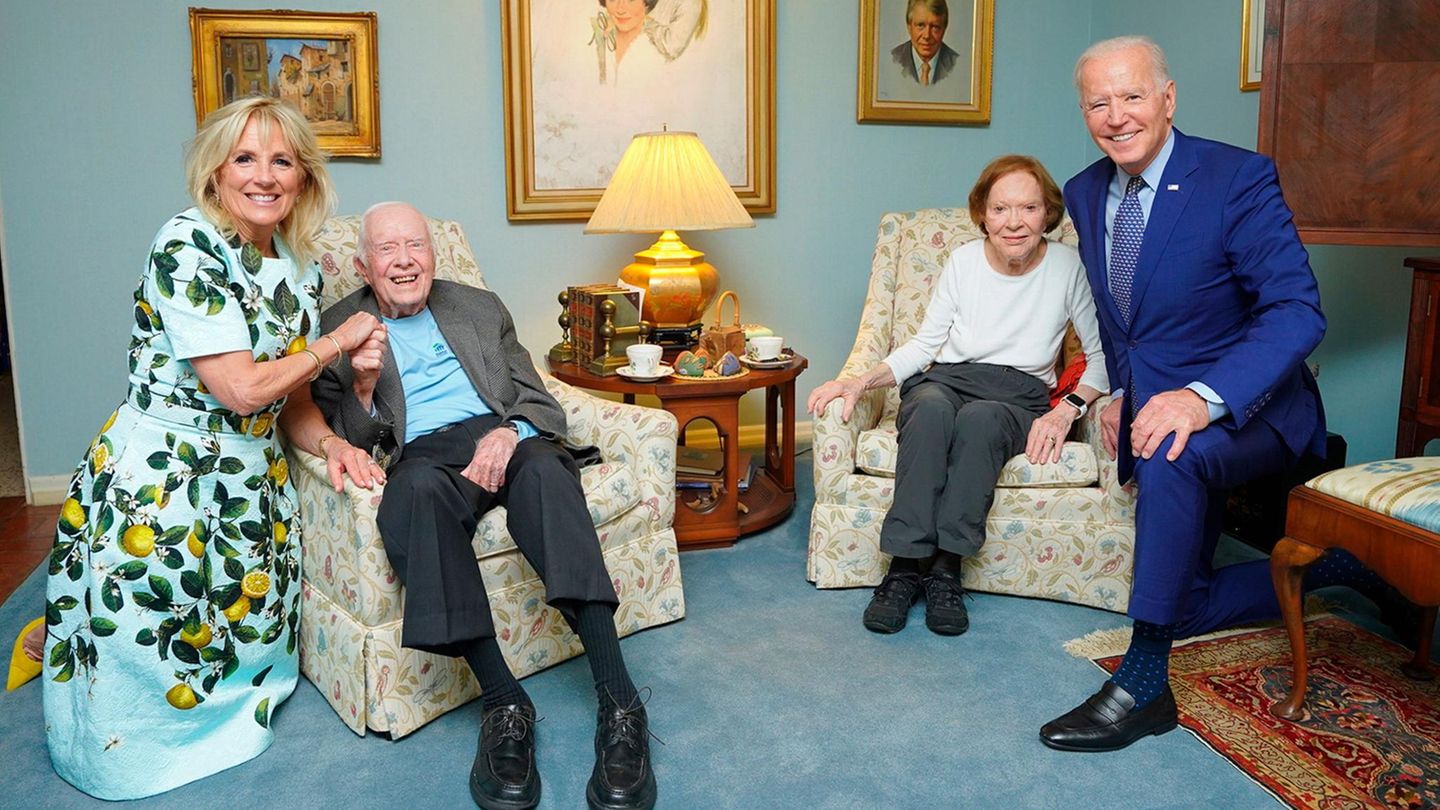 Joe Biden und seine Frau besuchen Jimmy Carter und Rosalynn 2021 in ihrem Haus in Plains