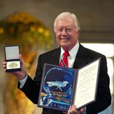 Im selben Jahr wird Carter für seine humanitäre Arbeit mit dem Friedensnobelpreis ausgezeichnet