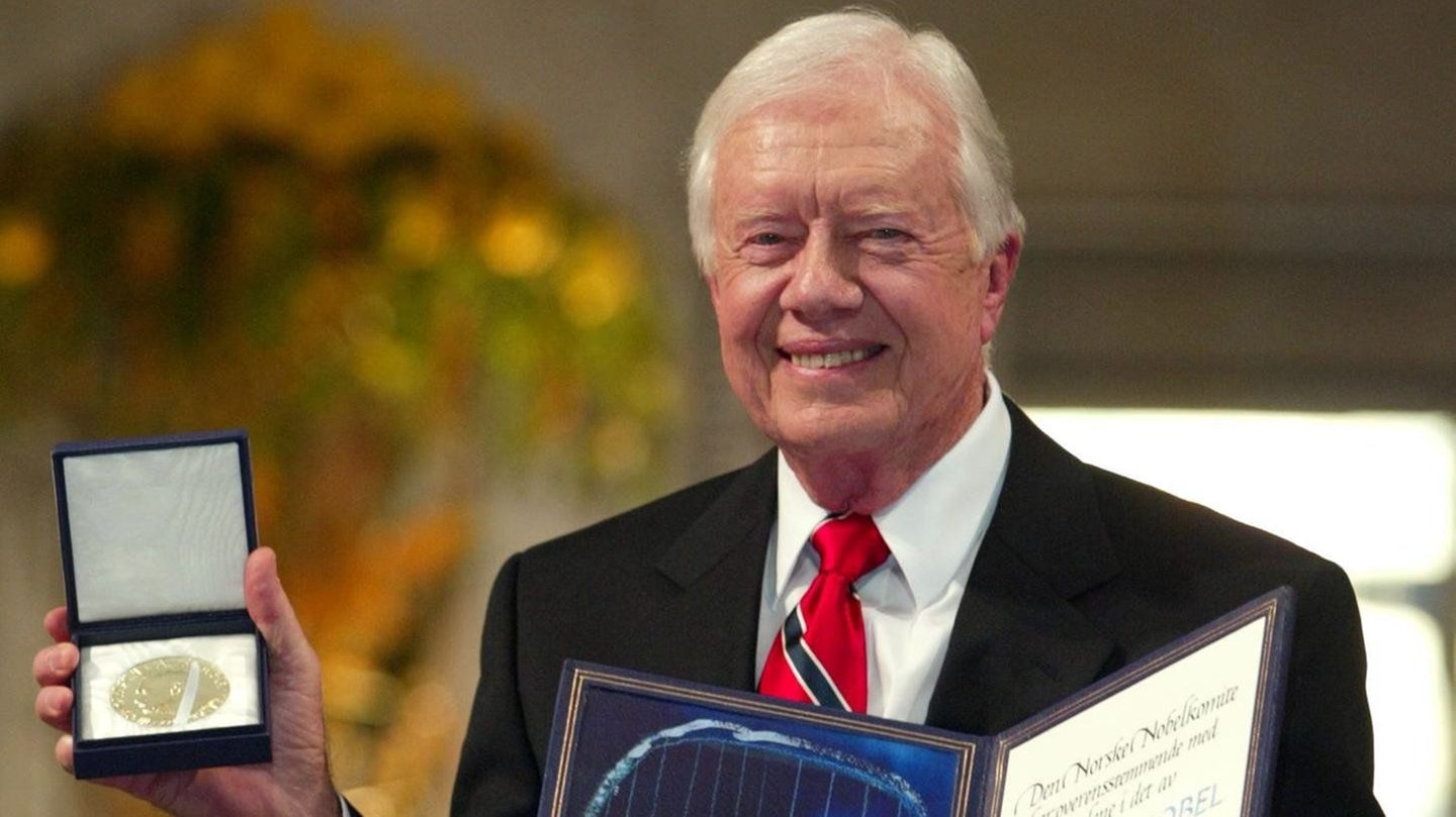 Im selben Jahr wird Carter für seine humanitäre Arbeit mit dem Friedensnobelpreis ausgezeichnet