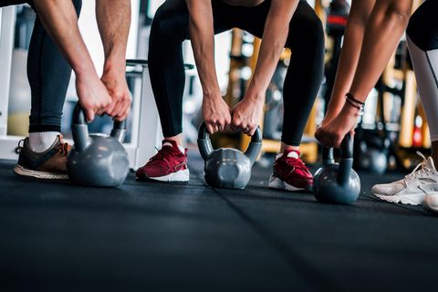 Gruppentraining im Gym mit Kettle Balls