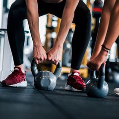 Gruppentraining im Gym mit Kettle Balls