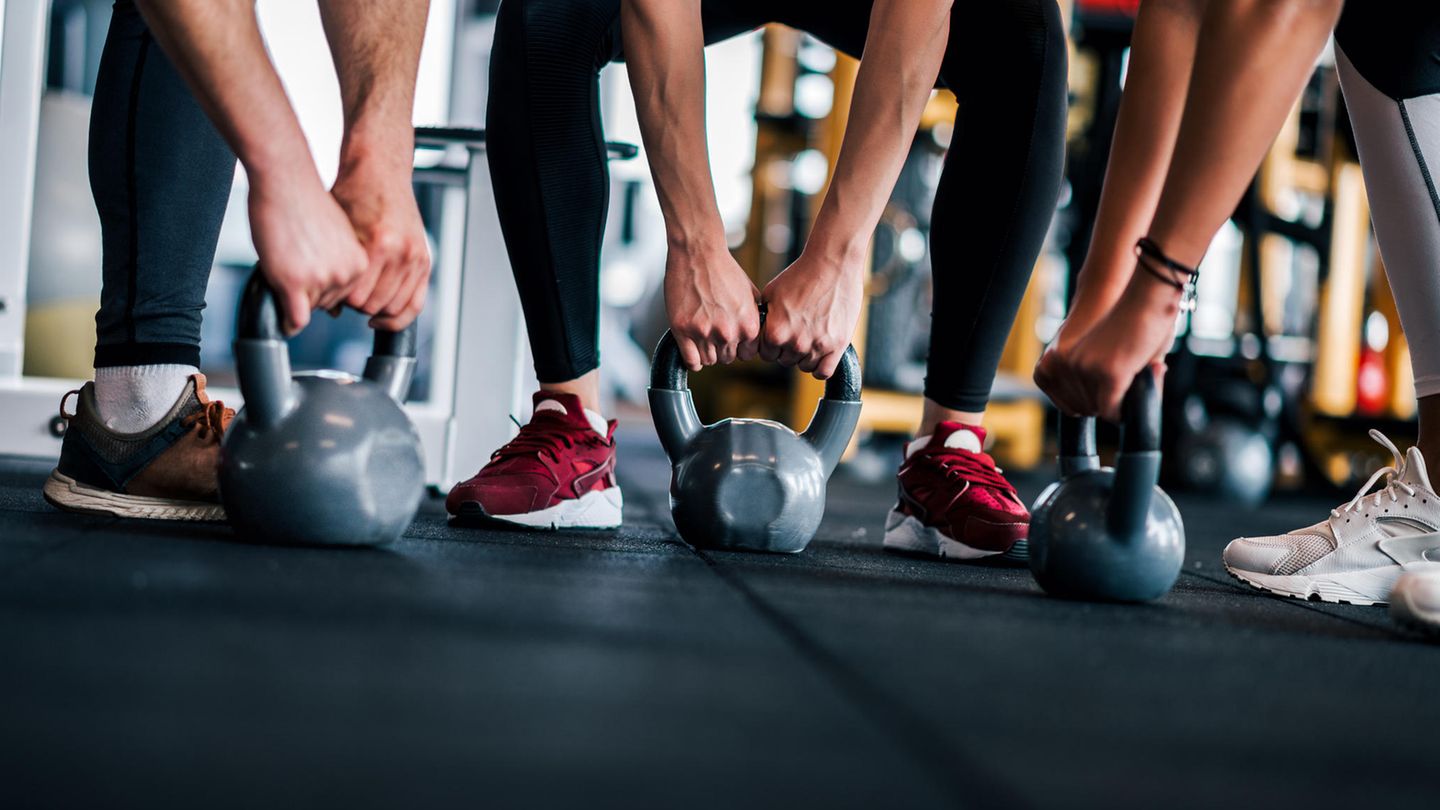 Gruppentraining im Gym mit Kettle Balls