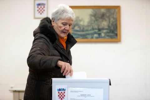 Wählerin bei der Stimmabgabe in Zagreb