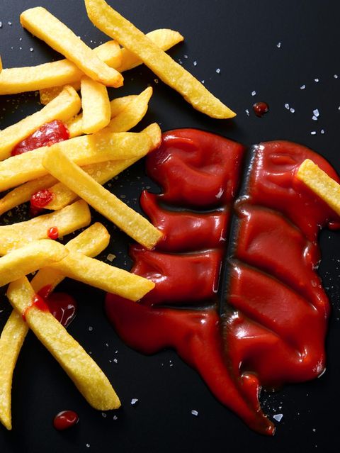 Pommes und Ketchup, wie hier im Bild, treiben das Ansetzen von Bauchfett