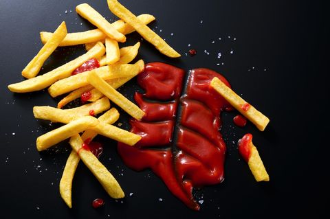 Pommes und Ketchup, wie hier im Bild, treiben das Ansetzen von Bauchfett
