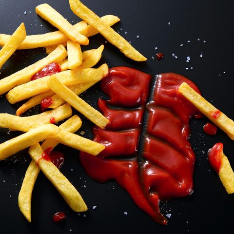 Pommes und Ketchup, wie hier im Bild, treiben das Ansetzen von Bauchfett Pommes und Ketchup, wie hier im Bild, treiben das Ansetzen von Bauchfett