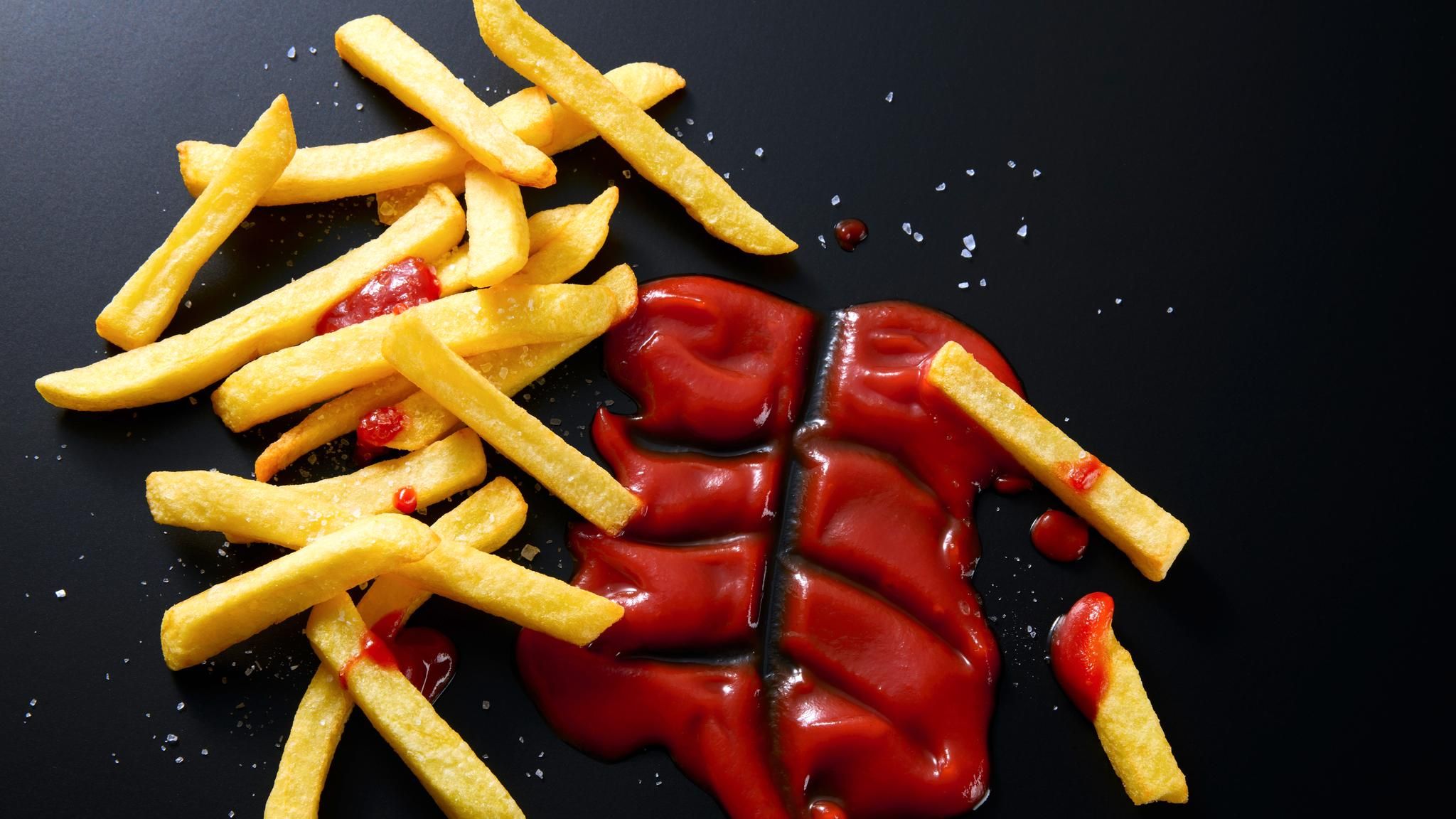 Pommes und Ketchup, wie hier im Bild, treiben das Ansetzen von Bauchfett Pommes und Ketchup, wie hier im Bild, treiben das Ansetzen von Bauchfett