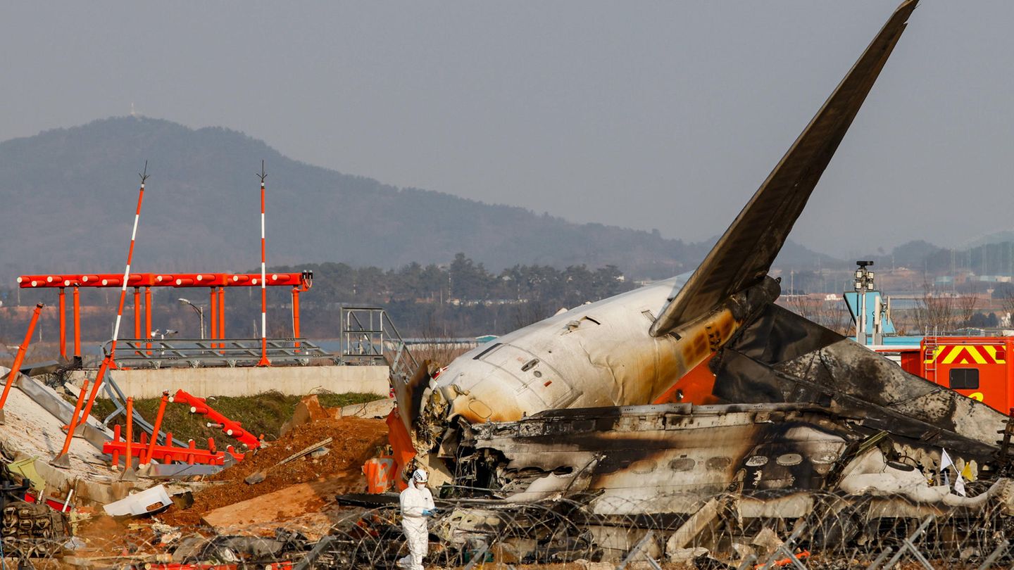 Flugzeugunglück in Südkorea: Zerschelltes Flugzeugwrack am Flughafen