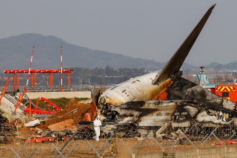 Flugzeugunglück in Südkorea: Zerschelltes Flugzeugwrack am Flughafen