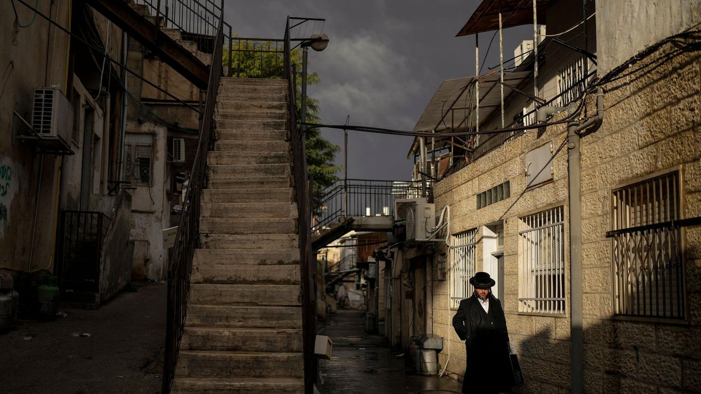 Jerusalem, Israel. Ein ultra-orthodoxer jüdischer Mann geht durch eine Gasse im Stadtteil Mea Shearim. Ob sich die Lage in und um Israel im nächsten Jahr bessert und es in Sachen Krieg, Frieden und Geiseldeal aufwärts geht? Es bleibt ungewiss