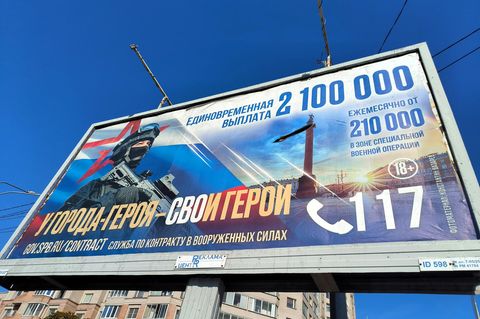 Das Banner in St. Petersburg wirbt Putins neue "Helden" - gleich mit der Bonussumme