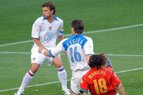 Alexej Bugajew (hinten links) bei einem Spiel der Fußball-Europameisterschaft im Estadio da Luz in Lissabon 2004