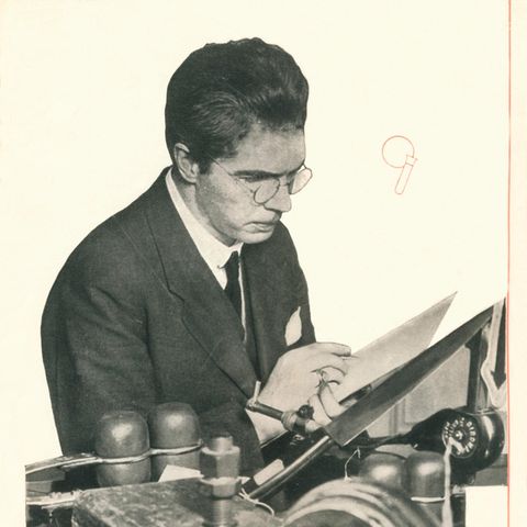 Archibald Low bei der Arbeit