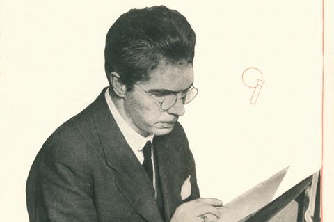Archibald Low bei der Arbeit