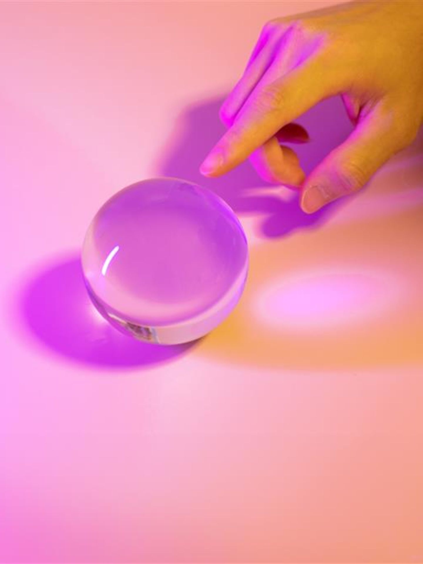 Eine Hand weist auf eine Kristallkugel