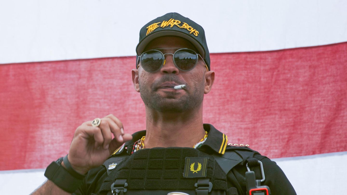 USA: Proud-Boys Anführer Tarrio mit einer Zigarette im Mund