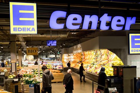Menschen kaufen in einer Edeka-Filiale in der Gemüseabteilung ein und können dort auch Payback-Punkte erhalten