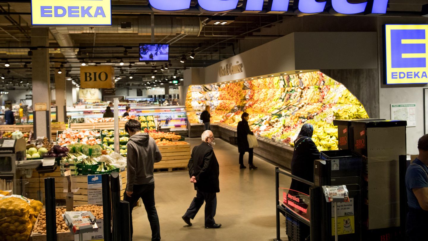 Payback Edeka gets in, Rewe gets out what’s good for customers? 24