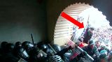 David Dempsey gilt als einer der gewalttätigsten Randalierer, die am Sturm aufs Kapitol teilgenommen haben. Der Mann aus Kalifornien, der Polizeibeamte mit Händen, Füßen, einem Fahnenmast, Krücken, Pfefferspray und Möbelstücken angegriffen hatte, wurde im August 2024 zu 20 Jahren Haft verurteilt