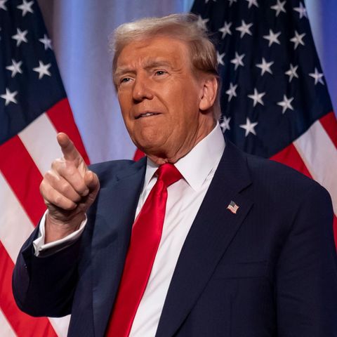 Donald Trump weist lächelnd mit seinem rechten Zeigefinger ins Publikum