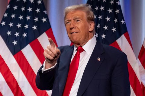 Donald Trump weist lächelnd mit seinem rechten Zeigefinger ins Publikum