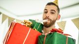 In Irland gilt es als Glücksbringer, wenn nach Mitternacht ein Gast durch die Tür tritt – am besten ein dunkelhaariger Mann mit Neujahrsgeschenken wie Whiskey, Essen oder Geld. Dieser Brauch heißt "first footing" (erster Fußabdruck). Früher galten Rothaarige, die etwa zehn Prozent der irischen Bevölkerung ausmachen, als schlechtes Omen - eine Diskriminierung, die heute nicht mehr akzeptiert wird. Und falls kein Gast vorbeikommt? Kein Problem! Ein dunkelhaariges Familienmitglied kann kurzerhand durch die Gartentür hinaus- und durch die Haustür wieder hereinkommen – dann gibt es doch ein "Happy New Year"