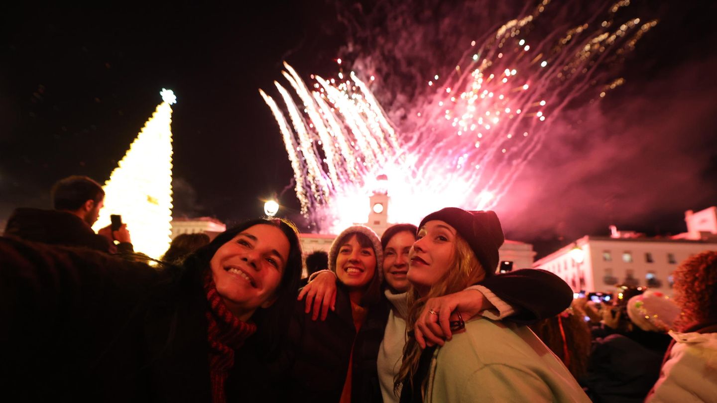In Spanien Hauptstadt Madrid ist die Puerta del Sol der Hotspot für den Jahreswechsel. Der zentrale Platz mit dem historischen Glockenturm zieht schon am Vorabend Tausende an, wenn die Glocken der berühmten Uhr getestet werden. Doch Vorsicht: Die zwölf Weintrauben, die landesweit traditionell zu jedem der zwölf im Fernsehen übertragenen Glockenschläge gegessen werden, dürfen erst am Silvesterabend kurz vor Mitternacht verzehrt werden – sonst bringt es Unglück. Wer alle Trauben rechtzeitig schafft, soll sich Glück fürs neue Jahr sichern