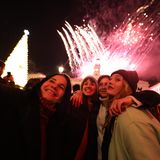 In Spanien Hauptstadt Madrid ist die Puerta del Sol der Hotspot für den Jahreswechsel. Der zentrale Platz mit dem historischen Glockenturm zieht schon am Vorabend Tausende an, wenn die Glocken der berühmten Uhr getestet werden. Doch Vorsicht: Die zwölf Weintrauben, die landesweit traditionell zu jedem der zwölf im Fernsehen übertragenen Glockenschläge gegessen werden, dürfen erst am Silvesterabend kurz vor Mitternacht verzehrt werden – sonst bringt es Unglück. Wer alle Trauben rechtzeitig schafft, soll sich Glück fürs neue Jahr sichern