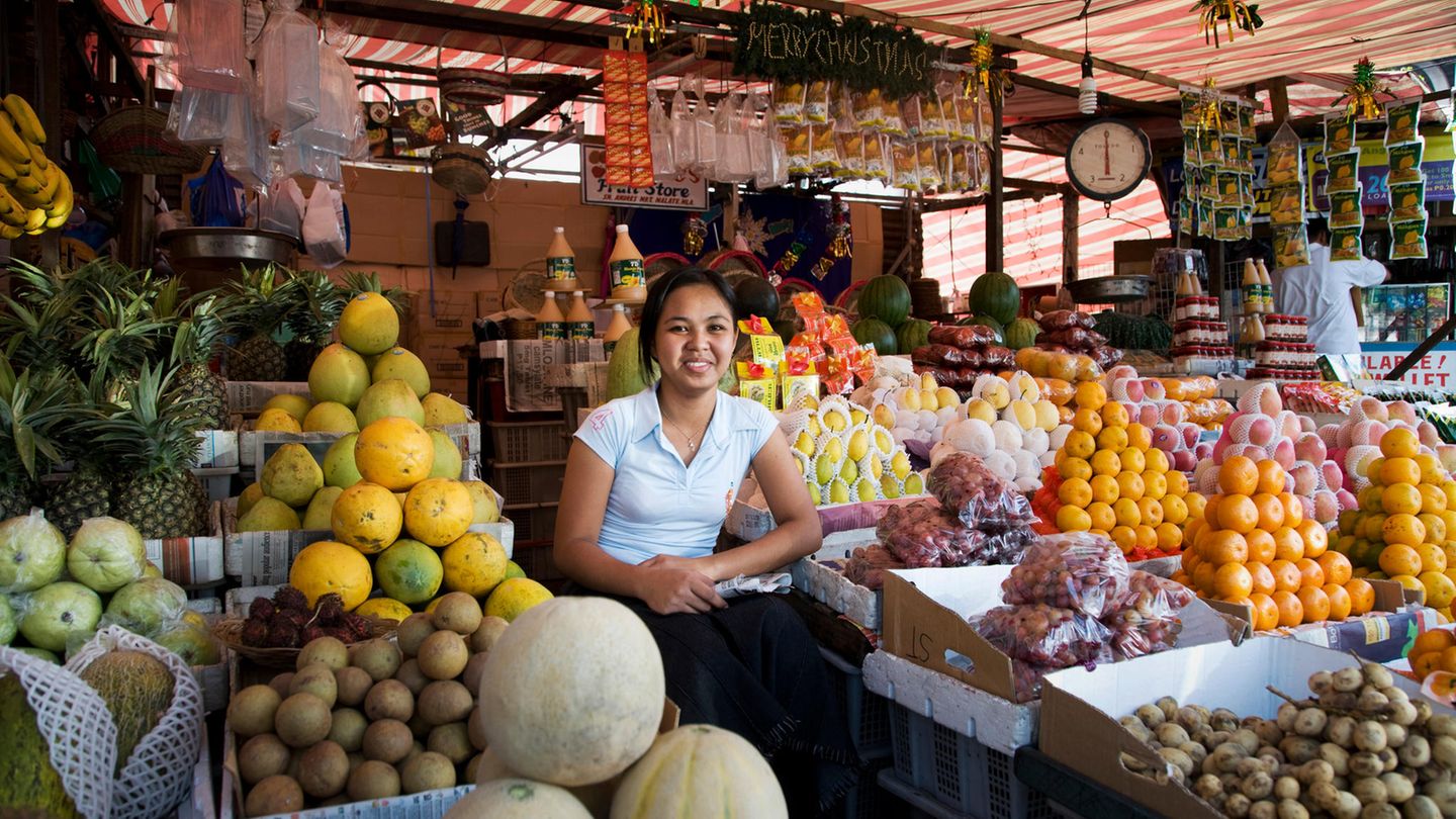 Vitaminreich geht es auch auf den Philippinen zu. Dort werden nach Mitternacht zwölf Früchte aufgetischt. Aber Obacht: Das Obst sollte halbwegs rund sein, denn das steht für Münzen und somit Wohlstand. Und so türmen sich zu Silvester unter anderem Trauben, Mangos, Wassermelonen oder anderes exotisches Obst in großen Körben. Kulinarischer Aberglaube ist auf dem Inselstaat allgegenwärtig: Pancit (Nudeln) sollen ein langes Leben bringen, und eine üppig gedeckte Tafel verspricht ein ertragreiches Jahr. Um böse Geister zu vertreiben, setzt man auf ordentlich Krach – wer keine Böller hat, schlägt auf Töpfe oder dreht die Musik voll auf