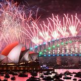 Weiter südlich geht es spektakulär zu: Vor der Kulisse der Harbour Bridge und des ikonischen Opernhauses erleuchtet in Sydney ein Mega-Feuerwerk den Nachthimmel. Das mittlerweile weltbekannte Spektakel lockt Touristen aus aller Welt an. Hunderttausende Menschen bestaunen vom Ufer und von Booten aus, wie Tonnen von Feuerwerkskörpern Bilder in den Himmel malen. Im vergangenen Jahr gab es eine Premiere: Zum ersten Mal gab es von künstlicher Intelligenz generierte Lichtprojektionen zu sehen. Nach Angaben der Stadt verfolgen mehr als 400 Millionen in aller Welt das Event, etwa im Fernsehen oder online