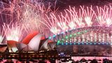 Weiter südlich geht es spektakulär zu: Vor der Kulisse der Harbour Bridge und des ikonischen Opernhauses erleuchtet in Sydney ein Mega-Feuerwerk den Nachthimmel. Das mittlerweile weltbekannte Spektakel lockt Touristen aus aller Welt an. Hunderttausende Menschen bestaunen vom Ufer und von Booten aus, wie Tonnen von Feuerwerkskörpern Bilder in den Himmel malen. Im vergangenen Jahr gab es eine Premiere: Zum ersten Mal gab es von künstlicher Intelligenz generierte Lichtprojektionen zu sehen. Nach Angaben der Stadt verfolgen mehr als 400 Millionen in aller Welt das Event, etwa im Fernsehen oder online